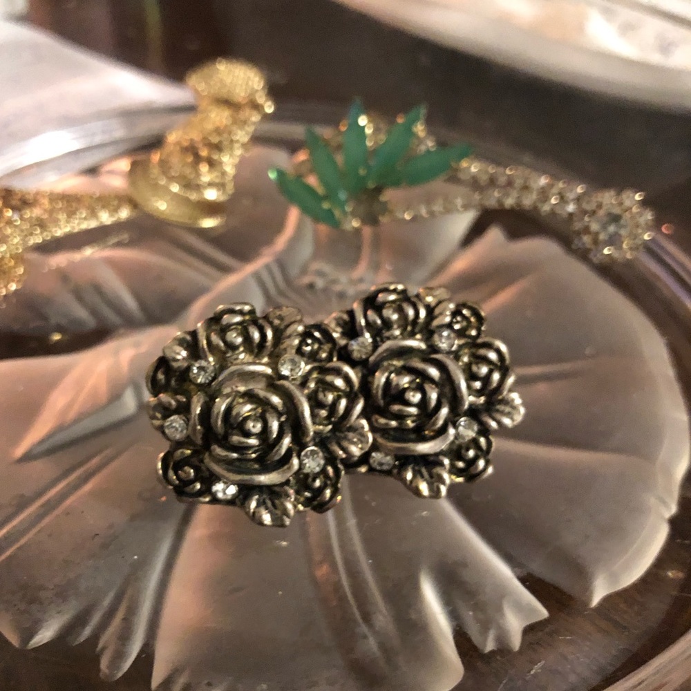 🖤🤍🖤Gorgeous Silver Open Rose Studs, w/Cubic Z🌼 - Picture 7 of 8